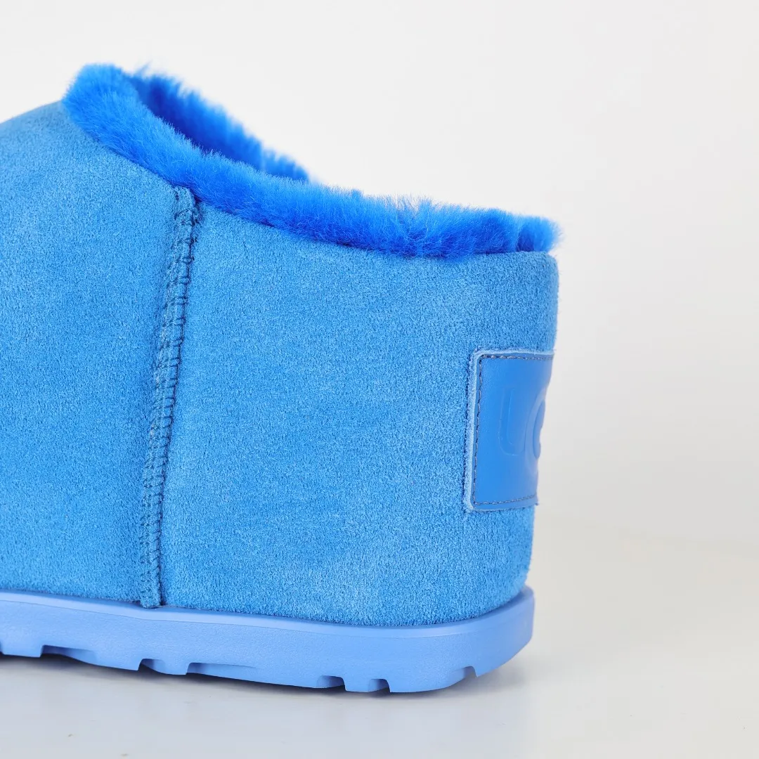 Pick up locally 💰660 Core recommended good price It is a very suitable choice for keeping warm in winter and at home. In the new year, uug has launched a series of styles, which are partial to the preferences of young consumers and have also moved to the forefront of fashion trends. Shoe body material Water-repellent coated suede upper 17mm UGGPURE™ implanted wool insole Lightweight non-slip comfortable rubber outsole With brand LOGO trademark Comes with a full set of packaging Size: 35 36 37 38 39 40